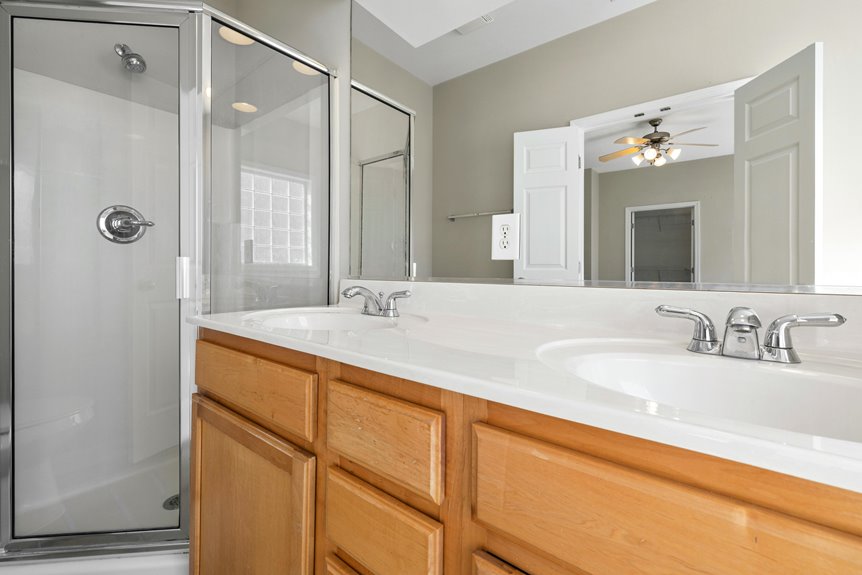 bathroom fan reduces humidity benefits cooling